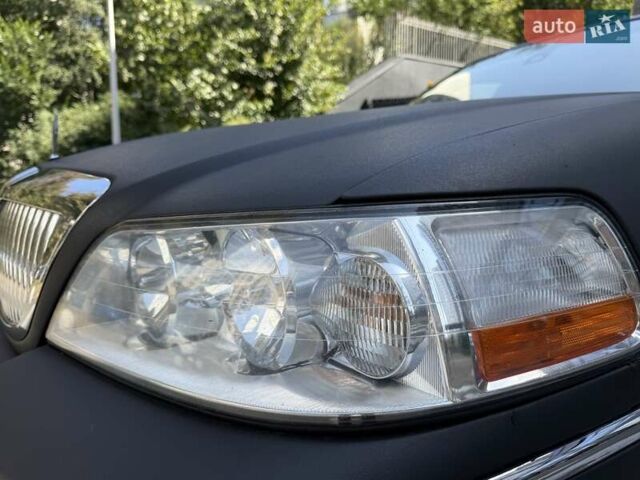 Черный Линкольн Таун Кар, объемом двигателя 4.6 л и пробегом 250 тыс. км за 19900 $, фото 15 на Automoto.ua