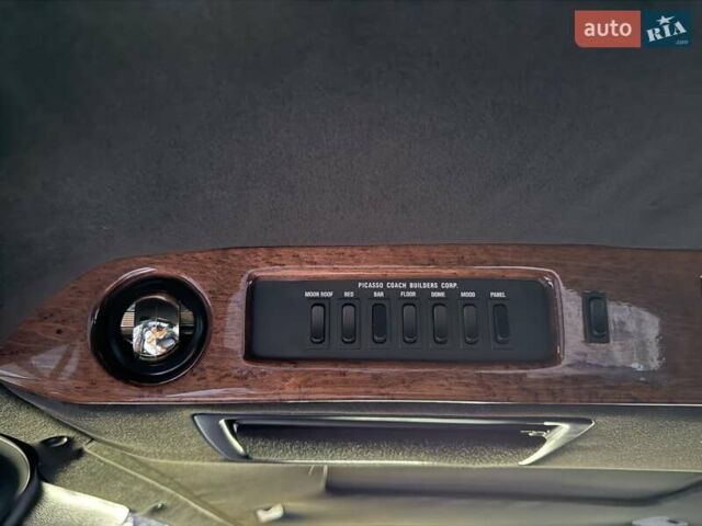 Черный Линкольн Таун Кар, объемом двигателя 4.6 л и пробегом 250 тыс. км за 19900 $, фото 66 на Automoto.ua