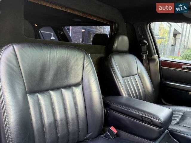 Черный Линкольн Таун Кар, объемом двигателя 4.6 л и пробегом 250 тыс. км за 19900 $, фото 49 на Automoto.ua