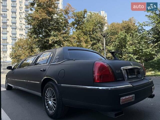 Черный Линкольн Таун Кар, объемом двигателя 4.6 л и пробегом 250 тыс. км за 19900 $, фото 7 на Automoto.ua
