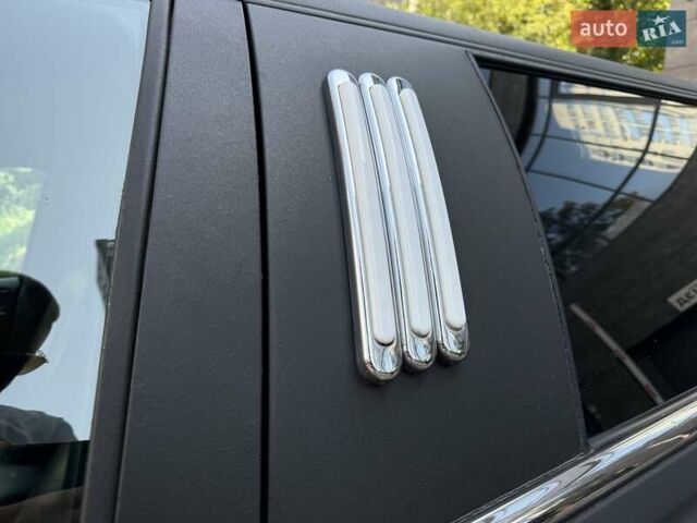 Черный Линкольн Таун Кар, объемом двигателя 4.6 л и пробегом 250 тыс. км за 19900 $, фото 19 на Automoto.ua