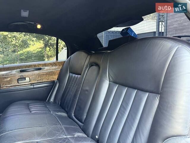 Черный Линкольн Таун Кар, объемом двигателя 4.6 л и пробегом 250 тыс. км за 19900 $, фото 55 на Automoto.ua