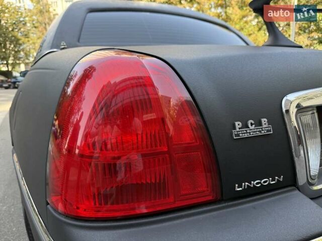 Черный Линкольн Таун Кар, объемом двигателя 4.6 л и пробегом 250 тыс. км за 19900 $, фото 24 на Automoto.ua