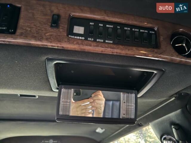 Черный Линкольн Таун Кар, объемом двигателя 4.6 л и пробегом 250 тыс. км за 19900 $, фото 67 на Automoto.ua