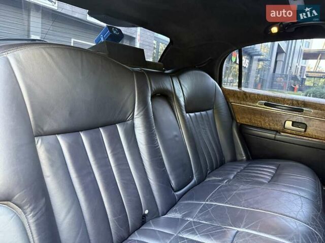 Черный Линкольн Таун Кар, объемом двигателя 4.6 л и пробегом 250 тыс. км за 19900 $, фото 74 на Automoto.ua