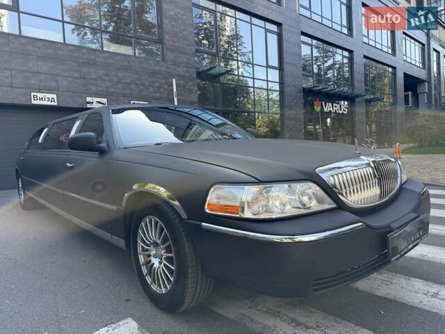 Черный Линкольн Таун Кар, объемом двигателя 4.6 л и пробегом 250 тыс. км за 19900 $, фото 1 на Automoto.ua