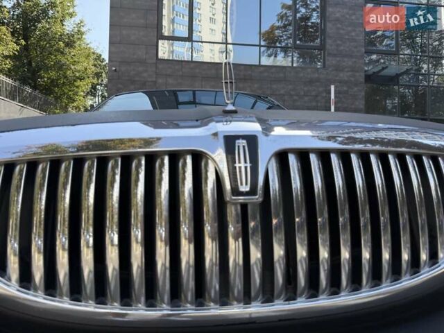 Черный Линкольн Таун Кар, объемом двигателя 4.6 л и пробегом 250 тыс. км за 19900 $, фото 16 на Automoto.ua