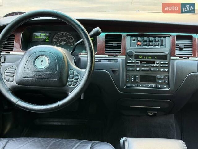 Черный Линкольн Таун Кар, объемом двигателя 4.6 л и пробегом 250 тыс. км за 19900 $, фото 43 на Automoto.ua