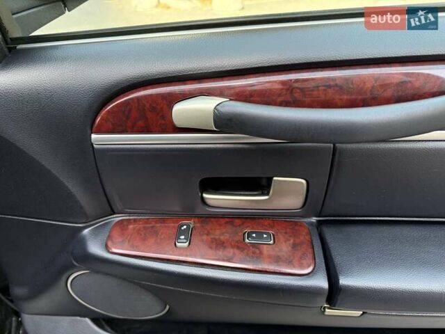 Черный Линкольн Таун Кар, объемом двигателя 4.6 л и пробегом 250 тыс. км за 19900 $, фото 46 на Automoto.ua