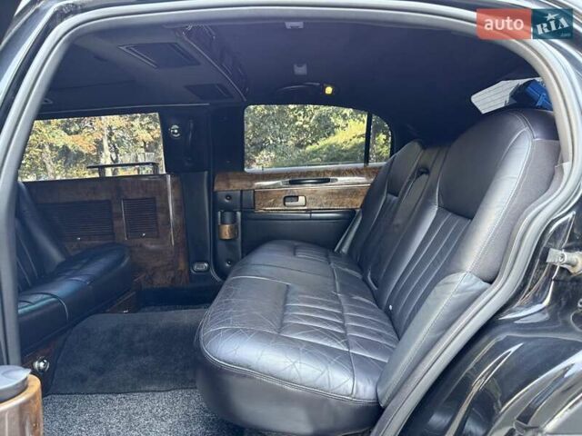 Черный Линкольн Таун Кар, объемом двигателя 4.6 л и пробегом 250 тыс. км за 19900 $, фото 53 на Automoto.ua