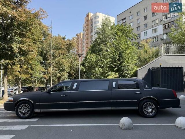 Черный Линкольн Таун Кар, объемом двигателя 4.6 л и пробегом 250 тыс. км за 19900 $, фото 5 на Automoto.ua