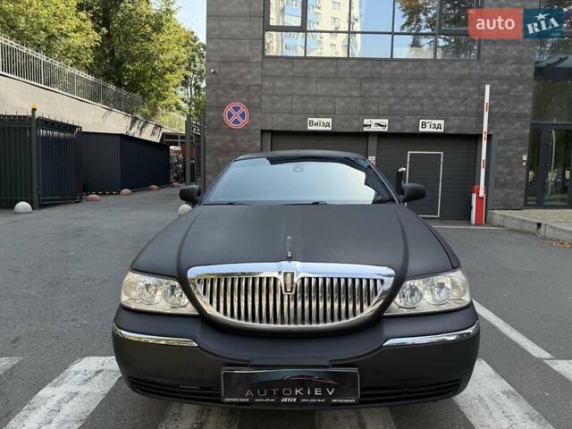 Черный Линкольн Таун Кар, объемом двигателя 4.6 л и пробегом 250 тыс. км за 19900 $, фото 2 на Automoto.ua