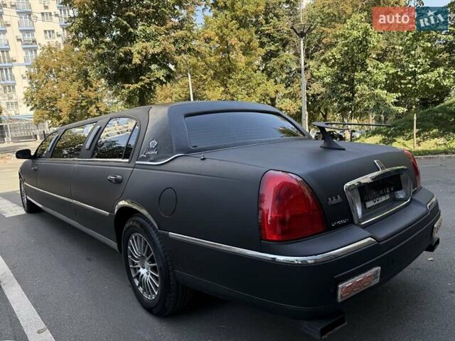 Черный Линкольн Таун Кар, объемом двигателя 4.6 л и пробегом 250 тыс. км за 19900 $, фото 6 на Automoto.ua