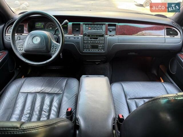 Черный Линкольн Таун Кар, объемом двигателя 4.6 л и пробегом 250 тыс. км за 19900 $, фото 42 на Automoto.ua