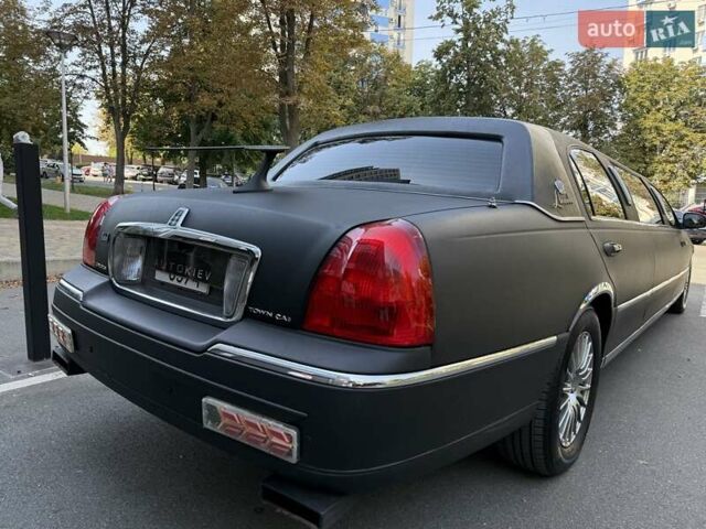 Черный Линкольн Таун Кар, объемом двигателя 4.6 л и пробегом 250 тыс. км за 19900 $, фото 10 на Automoto.ua