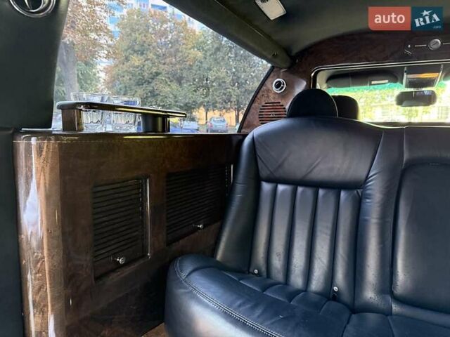 Черный Линкольн Таун Кар, объемом двигателя 4.6 л и пробегом 250 тыс. км за 19900 $, фото 59 на Automoto.ua