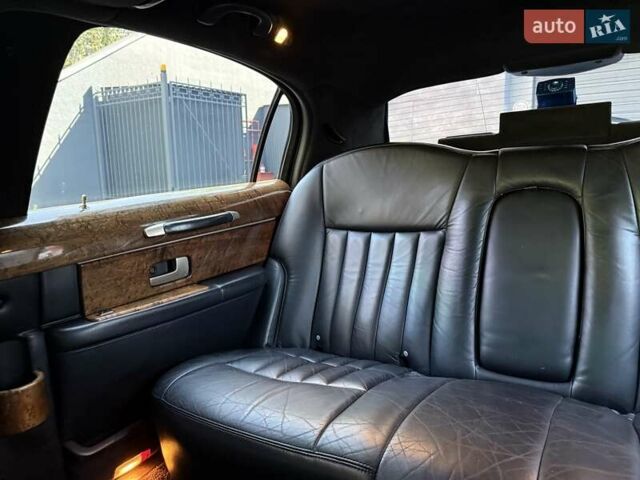 Черный Линкольн Таун Кар, объемом двигателя 4.6 л и пробегом 250 тыс. км за 19900 $, фото 61 на Automoto.ua