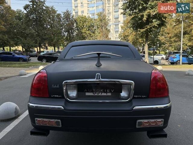 Черный Линкольн Таун Кар, объемом двигателя 4.6 л и пробегом 250 тыс. км за 19900 $, фото 9 на Automoto.ua