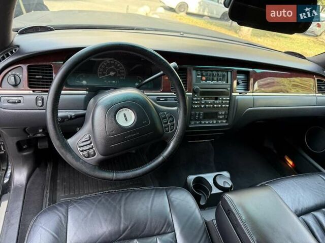 Черный Линкольн Таун Кар, объемом двигателя 4.6 л и пробегом 250 тыс. км за 19900 $, фото 35 на Automoto.ua