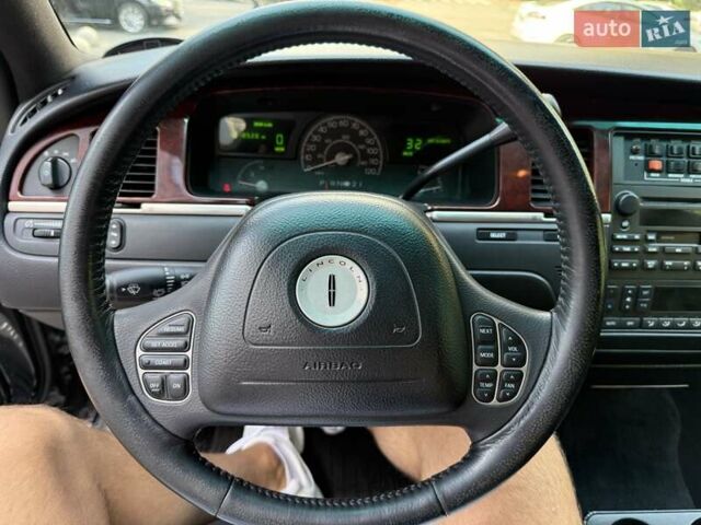 Черный Линкольн Таун Кар, объемом двигателя 4.6 л и пробегом 250 тыс. км за 19900 $, фото 36 на Automoto.ua