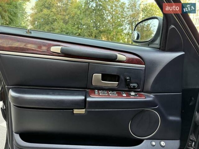 Черный Линкольн Таун Кар, объемом двигателя 4.6 л и пробегом 250 тыс. км за 19900 $, фото 28 на Automoto.ua