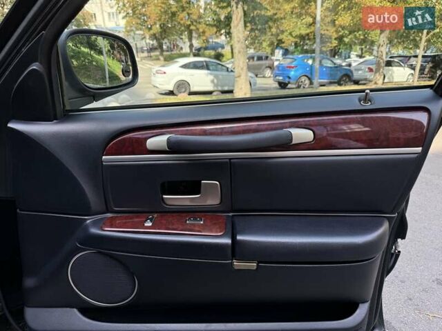 Черный Линкольн Таун Кар, объемом двигателя 4.6 л и пробегом 250 тыс. км за 19900 $, фото 45 на Automoto.ua