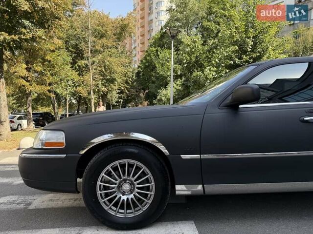 Черный Линкольн Таун Кар, объемом двигателя 4.6 л и пробегом 250 тыс. км за 19900 $, фото 13 на Automoto.ua