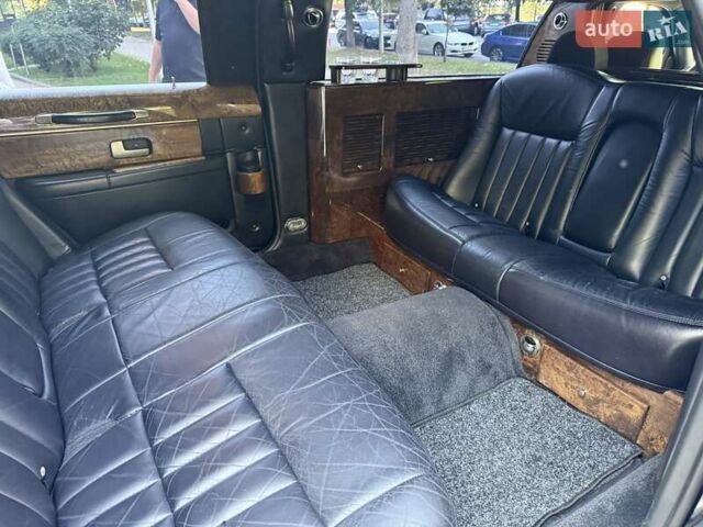 Черный Линкольн Таун Кар, объемом двигателя 4.6 л и пробегом 250 тыс. км за 19900 $, фото 76 на Automoto.ua