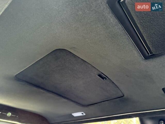 Черный Линкольн Таун Кар, объемом двигателя 4.6 л и пробегом 250 тыс. км за 19900 $, фото 70 на Automoto.ua