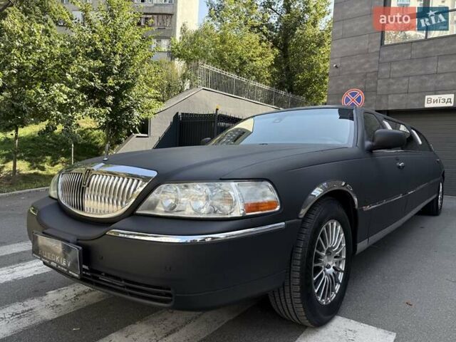 Черный Линкольн Таун Кар, объемом двигателя 4.6 л и пробегом 250 тыс. км за 19900 $, фото 4 на Automoto.ua