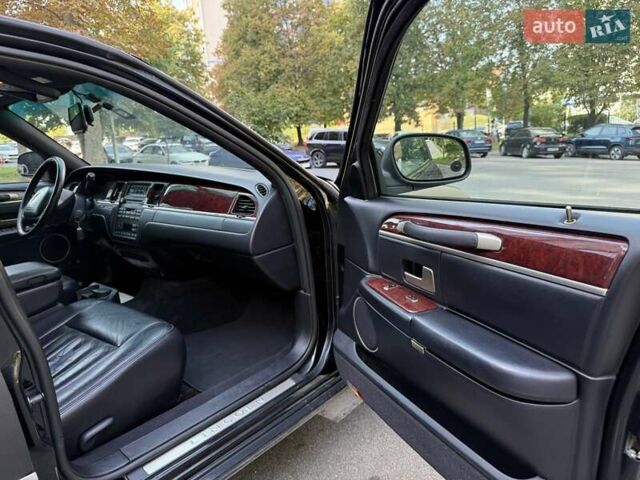 Черный Линкольн Таун Кар, объемом двигателя 4.6 л и пробегом 250 тыс. км за 19900 $, фото 44 на Automoto.ua