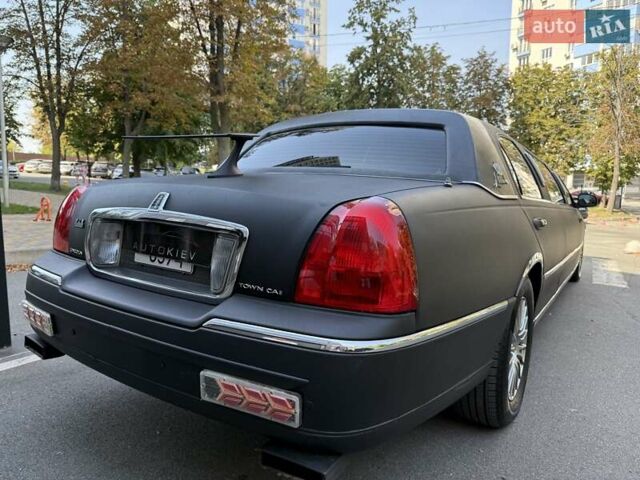Черный Линкольн Таун Кар, объемом двигателя 4.6 л и пробегом 250 тыс. км за 19900 $, фото 11 на Automoto.ua
