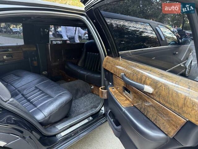 Черный Линкольн Таун Кар, объемом двигателя 4.6 л и пробегом 250 тыс. км за 19900 $, фото 71 на Automoto.ua