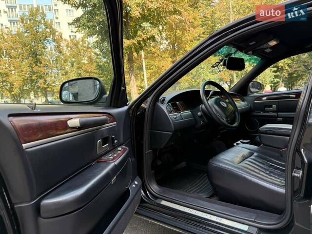 Черный Линкольн Таун Кар, объемом двигателя 4.6 л и пробегом 250 тыс. км за 19900 $, фото 27 на Automoto.ua