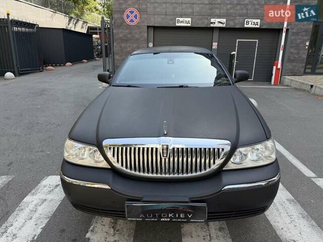 Черный Линкольн Таун Кар, объемом двигателя 4.6 л и пробегом 250 тыс. км за 19900 $, фото 3 на Automoto.ua