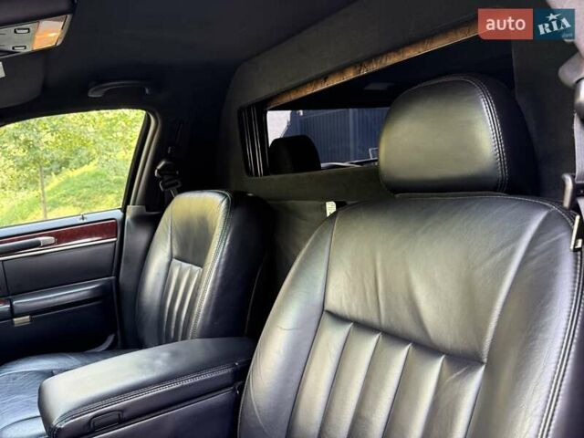 Черный Линкольн Таун Кар, объемом двигателя 4.6 л и пробегом 250 тыс. км за 19900 $, фото 34 на Automoto.ua