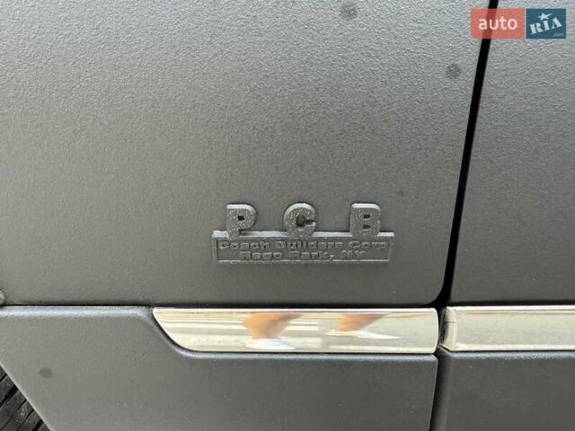 Черный Линкольн Таун Кар, объемом двигателя 4.6 л и пробегом 250 тыс. км за 19900 $, фото 17 на Automoto.ua