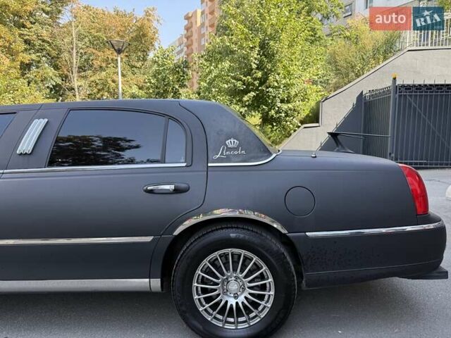 Черный Линкольн Таун Кар, объемом двигателя 4.6 л и пробегом 250 тыс. км за 19900 $, фото 21 на Automoto.ua