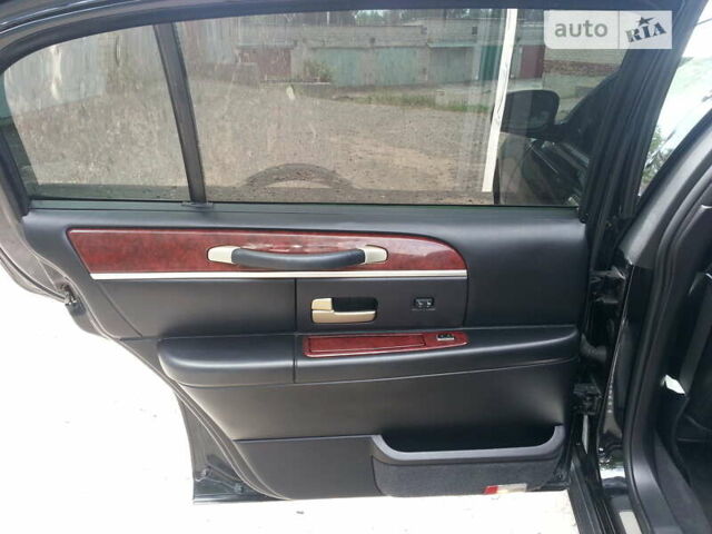 Черный Линкольн Таун Кар, объемом двигателя 4.6 л и пробегом 173 тыс. км за 15437 $, фото 7 на Automoto.ua