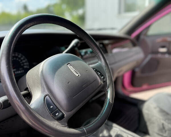 Червоний Лінкольн Town Car, об'ємом двигуна 4.6 л та пробігом 150 тис. км за 7500 $, фото 3 на Automoto.ua