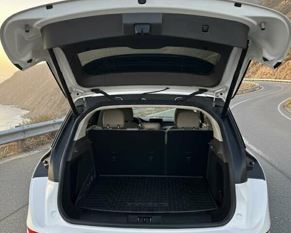 Белый Линкольн Corsair, объемом двигателя 2 л и пробегом 77 тыс. км за 23333 $, фото 6 на Automoto.ua