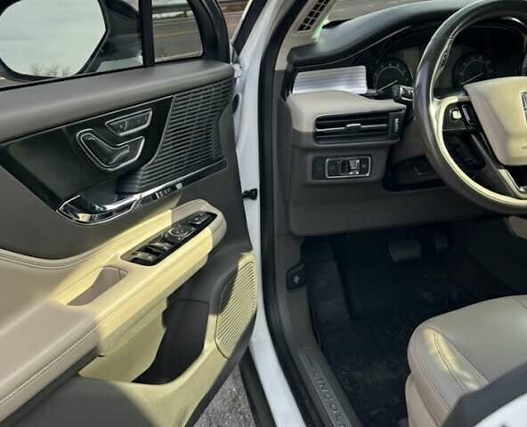 Белый Линкольн Corsair, объемом двигателя 2 л и пробегом 77 тыс. км за 23333 $, фото 5 на Automoto.ua