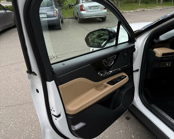 Белый Линкольн Corsair, объемом двигателя 2.5 л и пробегом 16 тыс. км за 33888 $, фото 3 на Automoto.ua