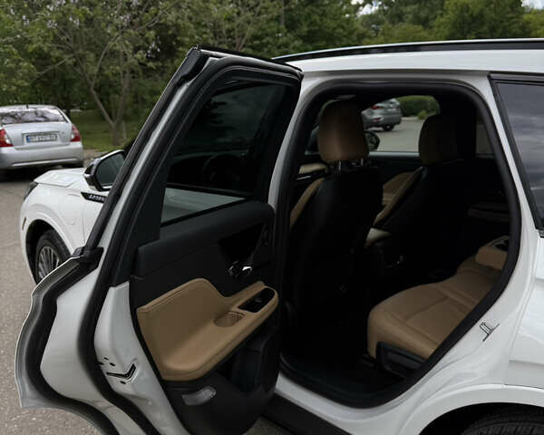 Белый Линкольн Corsair, объемом двигателя 2.5 л и пробегом 16 тыс. км за 33888 $, фото 6 на Automoto.ua