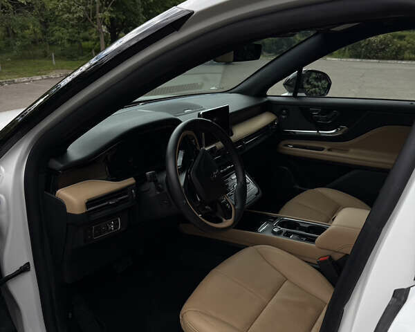 Белый Линкольн Corsair, объемом двигателя 2.5 л и пробегом 16 тыс. км за 33888 $, фото 2 на Automoto.ua