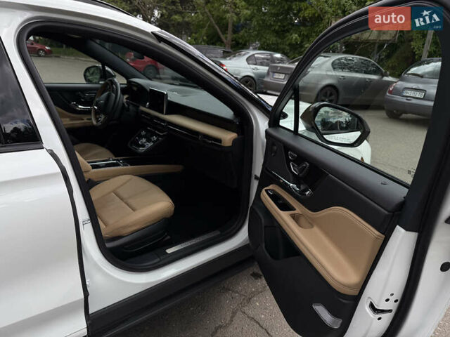 Белый Линкольн Corsair, объемом двигателя 2.5 л и пробегом 16 тыс. км за 33888 $, фото 7 на Automoto.ua