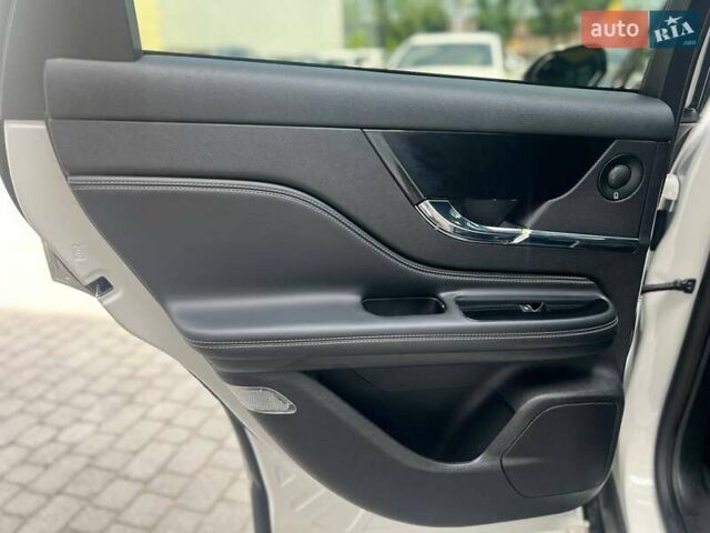 Белый Линкольн Corsair, объемом двигателя 2 л и пробегом 38 тыс. км за 27500 $, фото 20 на Automoto.ua