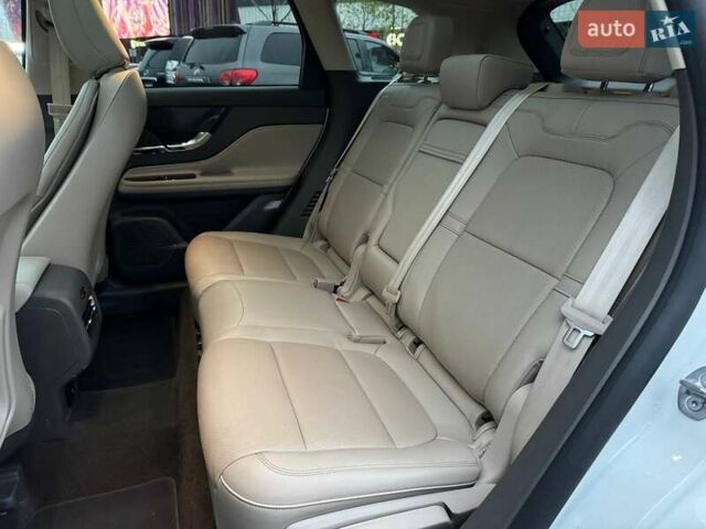 Белый Линкольн Corsair, объемом двигателя 2 л и пробегом 24 тыс. км за 25990 $, фото 8 на Automoto.ua