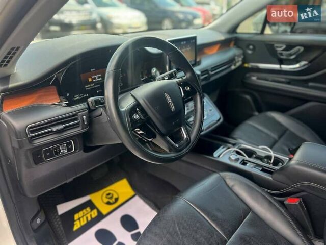 Белый Линкольн Corsair, объемом двигателя 2 л и пробегом 38 тыс. км за 27500 $, фото 10 на Automoto.ua