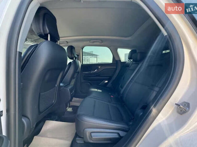 Белый Линкольн Corsair, объемом двигателя 2 л и пробегом 2 тыс. км за 30000 $, фото 5 на Automoto.ua